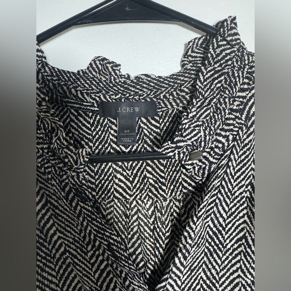 J.Crew Black White Sleeveless Blouse Ruffle Neck Button Front - Picture 5 of 5